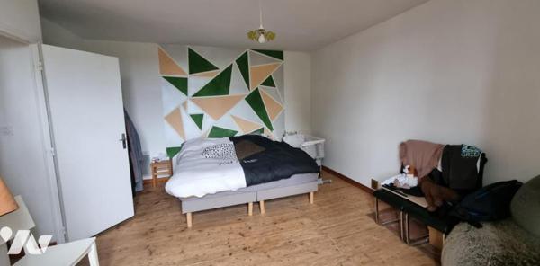 VISSEICHE - Bourg : Maison pierres avec dépendance et terrain