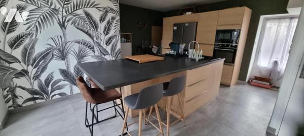 VISSEICHE - Bourg : Maison pierres avec dépendance et terrain