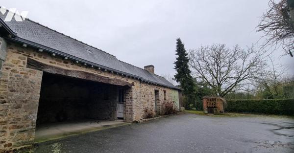 VISSEICHE - Bourg : Maison pierres avec dépendance et terrain