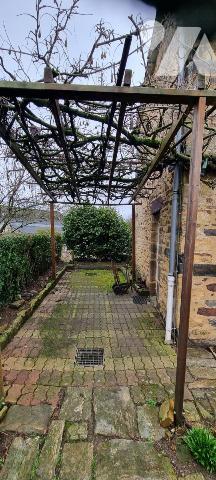 VISSEICHE - Bourg : Maison pierres avec dépendance et terrain