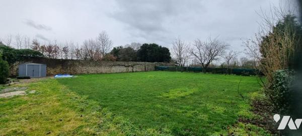 VISSEICHE - Bourg : Maison pierres avec dépendance et terrain