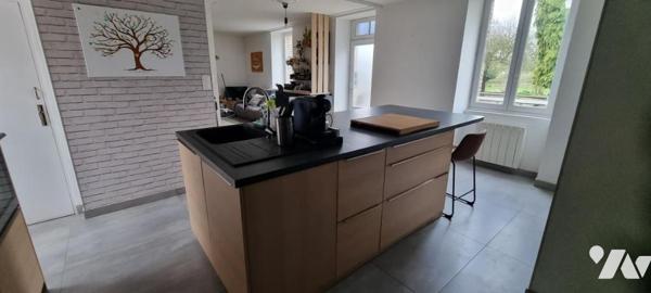 VISSEICHE - Bourg : Maison pierres avec dépendance et terrain