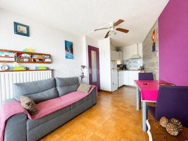 Idéalement situé dans le secteur très recherché de Plage Sud à Port-Camargue, découvrez ce charmant appartement P2 avec grande cabine, situé au 1er étage d'une résidence sécurisée avec gardien et local à vélos.

D'une surface habitable d'environ 30 m², complétée par une agréable loggia vitrée d'environ 9 m², ce bien offre un aperçu sur la mer et le port, apportant une atmosphère de vacances toute l'année.

L'appartement se compose d'un séjour lumineux ouvrant sur la loggia, d'une chambre avec placard, d'une grande cabine permettant plusieurs couchages, d'une salle d'eau avec douche ainsi que d'un WC indépendant.

En bon état général, il est vendu entièrement meublé et prêt à être occupé.
Situation privilégiée : accès direct au port, à seulement 150 mètres des commerces, 250 mètres de la plage et du chenal.
Et pour finir une place de parking privée ainsi qu'un cellier comblera le lot.

Un bien idéal pour une résidence secondaire, un investissement locatif ou pour profiter pleinement du cadre exceptionnel de Port-Camargue.

À visiter sans tarder !