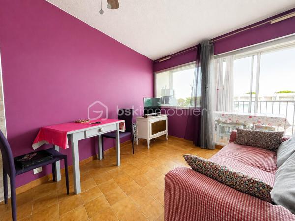 Idéalement situé dans le secteur très recherché de Plage Sud à Port-Camargue, découvrez ce charmant appartement P2 avec grande cabine, situé au 1er étage d'une résidence sécurisée avec gardien et local à vélos.

D'une surface habitable d'environ 30 m², complétée par une agréable loggia vitrée d'environ 9 m², ce bien offre un aperçu sur la mer et le port, apportant une atmosphère de vacances toute l'année.

L'appartement se compose d'un séjour lumineux ouvrant sur la loggia, d'une chambre avec placard, d'une grande cabine permettant plusieurs couchages, d'une salle d'eau avec douche ainsi que d'un WC indépendant.

En bon état général, il est vendu entièrement meublé et prêt à être occupé.
Situation privilégiée : accès direct au port, à seulement 150 mètres des commerces, 250 mètres de la plage et du chenal.
Et pour finir une place de parking privée ainsi qu'un cellier comblera le lot.

Un bien idéal pour une résidence secondaire, un investissement locatif ou pour profiter pleinement du cadre exceptionnel de Port-Camargue.

À visiter sans tarder !