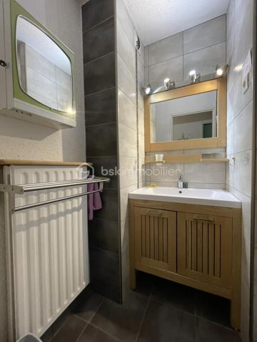 Idéalement situé dans le secteur très recherché de Plage Sud à Port-Camargue, découvrez ce charmant appartement P2 avec grande cabine, situé au 1er étage d'une résidence sécurisée avec gardien et local à vélos.

D'une surface habitable d'environ 30 m², complétée par une agréable loggia vitrée d'environ 9 m², ce bien offre un aperçu sur la mer et le port, apportant une atmosphère de vacances toute l'année.

L'appartement se compose d'un séjour lumineux ouvrant sur la loggia, d'une chambre avec placard, d'une grande cabine permettant plusieurs couchages, d'une salle d'eau avec douche ainsi que d'un WC indépendant.

En bon état général, il est vendu entièrement meublé et prêt à être occupé.
Situation privilégiée : accès direct au port, à seulement 150 mètres des commerces, 250 mètres de la plage et du chenal.
Et pour finir une place de parking privée ainsi qu'un cellier comblera le lot.

Un bien idéal pour une résidence secondaire, un investissement locatif ou pour profiter pleinement du cadre exceptionnel de Port-Camargue.

À visiter sans tarder !