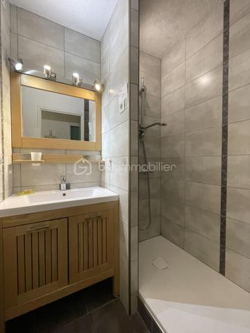Idéalement situé dans le secteur très recherché de Plage Sud à Port-Camargue, découvrez ce charmant appartement P2 avec grande cabine, situé au 1er étage d'une résidence sécurisée avec gardien et local à vélos.

D'une surface habitable d'environ 30 m², complétée par une agréable loggia vitrée d'environ 9 m², ce bien offre un aperçu sur la mer et le port, apportant une atmosphère de vacances toute l'année.

L'appartement se compose d'un séjour lumineux ouvrant sur la loggia, d'une chambre avec placard, d'une grande cabine permettant plusieurs couchages, d'une salle d'eau avec douche ainsi que d'un WC indépendant.

En bon état général, il est vendu entièrement meublé et prêt à être occupé.
Situation privilégiée : accès direct au port, à seulement 150 mètres des commerces, 250 mètres de la plage et du chenal.
Et pour finir une place de parking privée ainsi qu'un cellier comblera le lot.

Un bien idéal pour une résidence secondaire, un investissement locatif ou pour profiter pleinement du cadre exceptionnel de Port-Camargue.

À visiter sans tarder !