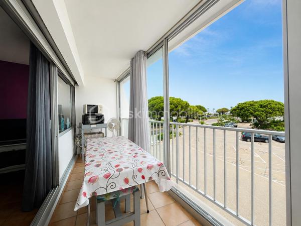 Idéalement situé dans le secteur très recherché de Plage Sud à Port-Camargue, découvrez ce charmant appartement P2 avec grande cabine, situé au 1er étage d'une résidence sécurisée avec gardien et local à vélos.

D'une surface habitable d'environ 30 m², complétée par une agréable loggia vitrée d'environ 9 m², ce bien offre un aperçu sur la mer et le port, apportant une atmosphère de vacances toute l'année.

L'appartement se compose d'un séjour lumineux ouvrant sur la loggia, d'une chambre avec placard, d'une grande cabine permettant plusieurs couchages, d'une salle d'eau avec douche ainsi que d'un WC indépendant.

En bon état général, il est vendu entièrement meublé et prêt à être occupé.
Situation privilégiée : accès direct au port, à seulement 150 mètres des commerces, 250 mètres de la plage et du chenal.
Et pour finir une place de parking privée ainsi qu'un cellier comblera le lot.

Un bien idéal pour une résidence secondaire, un investissement locatif ou pour profiter pleinement du cadre exceptionnel de Port-Camargue.

À visiter sans tarder !