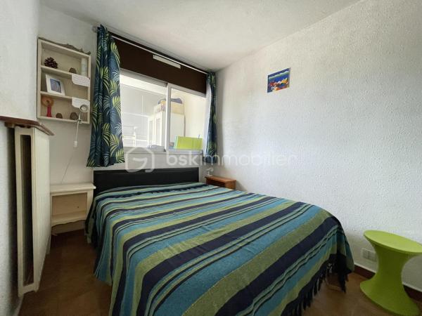 Idéalement situé dans le secteur très recherché de Plage Sud à Port-Camargue, découvrez ce charmant appartement P2 avec grande cabine, situé au 1er étage d'une résidence sécurisée avec gardien et local à vélos.

D'une surface habitable d'environ 30 m², complétée par une agréable loggia vitrée d'environ 9 m², ce bien offre un aperçu sur la mer et le port, apportant une atmosphère de vacances toute l'année.

L'appartement se compose d'un séjour lumineux ouvrant sur la loggia, d'une chambre avec placard, d'une grande cabine permettant plusieurs couchages, d'une salle d'eau avec douche ainsi que d'un WC indépendant.

En bon état général, il est vendu entièrement meublé et prêt à être occupé.
Situation privilégiée : accès direct au port, à seulement 150 mètres des commerces, 250 mètres de la plage et du chenal.
Et pour finir une place de parking privée ainsi qu'un cellier comblera le lot.

Un bien idéal pour une résidence secondaire, un investissement locatif ou pour profiter pleinement du cadre exceptionnel de Port-Camargue.

À visiter sans tarder !