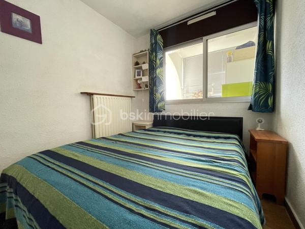 Idéalement situé dans le secteur très recherché de Plage Sud à Port-Camargue, découvrez ce charmant appartement P2 avec grande cabine, situé au 1er étage d'une résidence sécurisée avec gardien et local à vélos.

D'une surface habitable d'environ 30 m², complétée par une agréable loggia vitrée d'environ 9 m², ce bien offre un aperçu sur la mer et le port, apportant une atmosphère de vacances toute l'année.

L'appartement se compose d'un séjour lumineux ouvrant sur la loggia, d'une chambre avec placard, d'une grande cabine permettant plusieurs couchages, d'une salle d'eau avec douche ainsi que d'un WC indépendant.

En bon état général, il est vendu entièrement meublé et prêt à être occupé.
Situation privilégiée : accès direct au port, à seulement 150 mètres des commerces, 250 mètres de la plage et du chenal.
Et pour finir une place de parking privée ainsi qu'un cellier comblera le lot.

Un bien idéal pour une résidence secondaire, un investissement locatif ou pour profiter pleinement du cadre exceptionnel de Port-Camargue.

À visiter sans tarder !