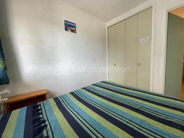 Idéalement situé dans le secteur très recherché de Plage Sud à Port-Camargue, découvrez ce charmant appartement P2 avec grande cabine, situé au 1er étage d'une résidence sécurisée avec gardien et local à vélos.

D'une surface habitable d'environ 30 m², complétée par une agréable loggia vitrée d'environ 9 m², ce bien offre un aperçu sur la mer et le port, apportant une atmosphère de vacances toute l'année.

L'appartement se compose d'un séjour lumineux ouvrant sur la loggia, d'une chambre avec placard, d'une grande cabine permettant plusieurs couchages, d'une salle d'eau avec douche ainsi que d'un WC indépendant.

En bon état général, il est vendu entièrement meublé et prêt à être occupé.
Situation privilégiée : accès direct au port, à seulement 150 mètres des commerces, 250 mètres de la plage et du chenal.
Et pour finir une place de parking privée ainsi qu'un cellier comblera le lot.

Un bien idéal pour une résidence secondaire, un investissement locatif ou pour profiter pleinement du cadre exceptionnel de Port-Camargue.

À visiter sans tarder !