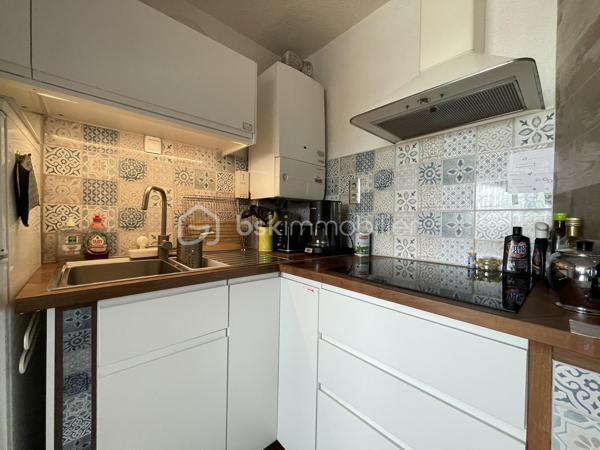 Idéalement situé dans le secteur très recherché de Plage Sud à Port-Camargue, découvrez ce charmant appartement P2 avec grande cabine, situé au 1er étage d'une résidence sécurisée avec gardien et local à vélos.

D'une surface habitable d'environ 30 m², complétée par une agréable loggia vitrée d'environ 9 m², ce bien offre un aperçu sur la mer et le port, apportant une atmosphère de vacances toute l'année.

L'appartement se compose d'un séjour lumineux ouvrant sur la loggia, d'une chambre avec placard, d'une grande cabine permettant plusieurs couchages, d'une salle d'eau avec douche ainsi que d'un WC indépendant.

En bon état général, il est vendu entièrement meublé et prêt à être occupé.
Situation privilégiée : accès direct au port, à seulement 150 mètres des commerces, 250 mètres de la plage et du chenal.
Et pour finir une place de parking privée ainsi qu'un cellier comblera le lot.

Un bien idéal pour une résidence secondaire, un investissement locatif ou pour profiter pleinement du cadre exceptionnel de Port-Camargue.

À visiter sans tarder !