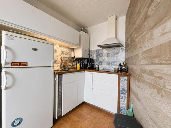 Idéalement situé dans le secteur très recherché de Plage Sud à Port-Camargue, découvrez ce charmant appartement P2 avec grande cabine, situé au 1er étage d'une résidence sécurisée avec gardien et local à vélos.

D'une surface habitable d'environ 30 m², complétée par une agréable loggia vitrée d'environ 9 m², ce bien offre un aperçu sur la mer et le port, apportant une atmosphère de vacances toute l'année.

L'appartement se compose d'un séjour lumineux ouvrant sur la loggia, d'une chambre avec placard, d'une grande cabine permettant plusieurs couchages, d'une salle d'eau avec douche ainsi que d'un WC indépendant.

En bon état général, il est vendu entièrement meublé et prêt à être occupé.
Situation privilégiée : accès direct au port, à seulement 150 mètres des commerces, 250 mètres de la plage et du chenal.
Et pour finir une place de parking privée ainsi qu'un cellier comblera le lot.

Un bien idéal pour une résidence secondaire, un investissement locatif ou pour profiter pleinement du cadre exceptionnel de Port-Camargue.

À visiter sans tarder !
