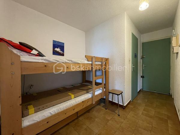 Idéalement situé dans le secteur très recherché de Plage Sud à Port-Camargue, découvrez ce charmant appartement P2 avec grande cabine, situé au 1er étage d'une résidence sécurisée avec gardien et local à vélos.

D'une surface habitable d'environ 30 m², complétée par une agréable loggia vitrée d'environ 9 m², ce bien offre un aperçu sur la mer et le port, apportant une atmosphère de vacances toute l'année.

L'appartement se compose d'un séjour lumineux ouvrant sur la loggia, d'une chambre avec placard, d'une grande cabine permettant plusieurs couchages, d'une salle d'eau avec douche ainsi que d'un WC indépendant.

En bon état général, il est vendu entièrement meublé et prêt à être occupé.
Situation privilégiée : accès direct au port, à seulement 150 mètres des commerces, 250 mètres de la plage et du chenal.
Et pour finir une place de parking privée ainsi qu'un cellier comblera le lot.

Un bien idéal pour une résidence secondaire, un investissement locatif ou pour profiter pleinement du cadre exceptionnel de Port-Camargue.

À visiter sans tarder !
