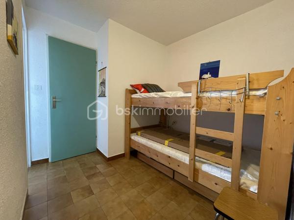 Idéalement situé dans le secteur très recherché de Plage Sud à Port-Camargue, découvrez ce charmant appartement P2 avec grande cabine, situé au 1er étage d'une résidence sécurisée avec gardien et local à vélos.

D'une surface habitable d'environ 30 m², complétée par une agréable loggia vitrée d'environ 9 m², ce bien offre un aperçu sur la mer et le port, apportant une atmosphère de vacances toute l'année.

L'appartement se compose d'un séjour lumineux ouvrant sur la loggia, d'une chambre avec placard, d'une grande cabine permettant plusieurs couchages, d'une salle d'eau avec douche ainsi que d'un WC indépendant.

En bon état général, il est vendu entièrement meublé et prêt à être occupé.
Situation privilégiée : accès direct au port, à seulement 150 mètres des commerces, 250 mètres de la plage et du chenal.
Et pour finir une place de parking privée ainsi qu'un cellier comblera le lot.

Un bien idéal pour une résidence secondaire, un investissement locatif ou pour profiter pleinement du cadre exceptionnel de Port-Camargue.

À visiter sans tarder !