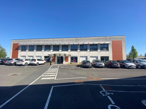 A Châlons en champagne sur le Complexe Agricole du Mont Bernard, à proximité de l'A26/A4 et de la RD944.
Vente ou location, en totalité ou en partie.( me contacter pour plus d'informations) .Immeuble de bureaux indépendant construit en 2005, sur trois niveaux (rez-de-jardin, rez-de-chaussée et étage), entièrement accessible aux personnes à mobilité réduite. Accessible par une allée bitumée, il dispose de deux entrées palières, de nombreux bureaux cloisonnés, de salles de repos, de salles de réunion, de sanitaires à chaque étage, d’une kitchenette et d’un ascenseur. 38 places de parking complètent l’ensemble.
Actuellement 1er étage loué, bail en cours depuis le 07/11/25 bail de 9ans, loyer annuel   42 978€ HT