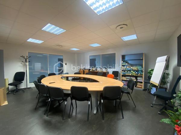 A Châlons en champagne sur le Complexe Agricole du Mont Bernard, à proximité de l'A26/A4 et de la RD944.
Vente ou location, en totalité ou en partie.( me contacter pour plus d'informations) .Immeuble de bureaux indépendant construit en 2005, sur trois niveaux (rez-de-jardin, rez-de-chaussée et étage), entièrement accessible aux personnes à mobilité réduite. Accessible par une allée bitumée, il dispose de deux entrées palières, de nombreux bureaux cloisonnés, de salles de repos, de salles de réunion, de sanitaires à chaque étage, d’une kitchenette et d’un ascenseur. 38 places de parking complètent l’ensemble.
Actuellement 1er étage loué, bail en cours depuis le 07/11/25 bail de 9ans, loyer annuel   42 978€ HT