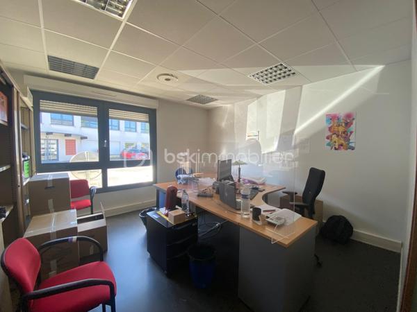 A Châlons en champagne sur le Complexe Agricole du Mont Bernard, à proximité de l'A26/A4 et de la RD944.
Vente ou location, en totalité ou en partie.( me contacter pour plus d'informations) .Immeuble de bureaux indépendant construit en 2005, sur trois niveaux (rez-de-jardin, rez-de-chaussée et étage), entièrement accessible aux personnes à mobilité réduite. Accessible par une allée bitumée, il dispose de deux entrées palières, de nombreux bureaux cloisonnés, de salles de repos, de salles de réunion, de sanitaires à chaque étage, d’une kitchenette et d’un ascenseur. 38 places de parking complètent l’ensemble.
Actuellement 1er étage loué, bail en cours depuis le 07/11/25 bail de 9ans, loyer annuel   42 978€ HT