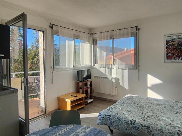 Grand studio avec terrasse et vue dégagée