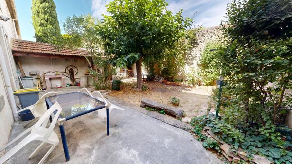 CARCASSONNE, UNE MAISON DE VILLE DE CARACTÈRE AVEC JARDIN, AUX PORTES DU CENTRE-VILLE