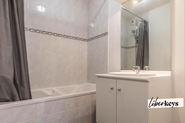 Saint-Sébastien sur Loire : appartement T3 lumineux avec balcon, 2 places de parking en sous-sol et cave.