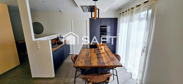 Maison contemporaine de plain-pied avec 3 chambres.