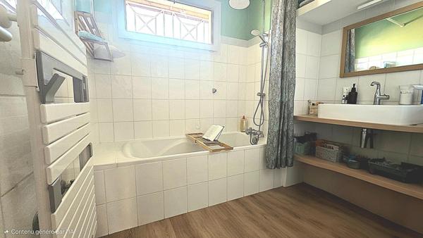 maison 4 chambres, 2 salles de bains, buanderie, garage, piscine