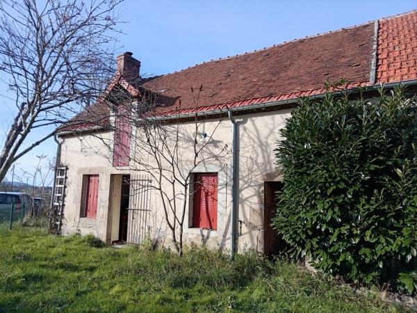 LONGÈRE HÉBERGEANT 2 HABITATIONS PLUS UNE MAISONNETTE SITUÉE AU CALME