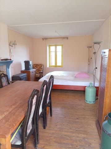 LONGÈRE HÉBERGEANT 2 HABITATIONS PLUS UNE MAISONNETTE SITUÉE AU CALME