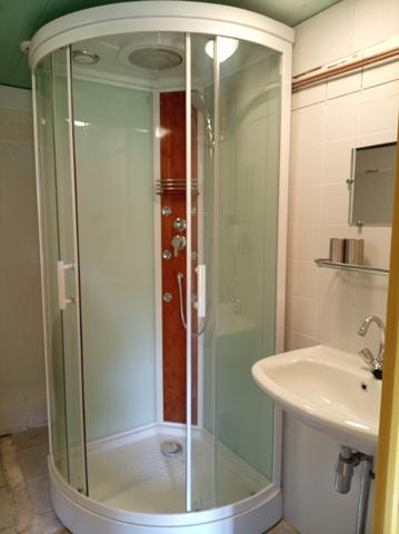 LONGÈRE HÉBERGEANT 2 HABITATIONS PLUS UNE MAISONNETTE SITUÉE AU CALME