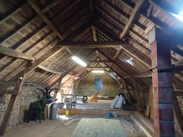 LONGÈRE HÉBERGEANT 2 HABITATIONS PLUS UNE MAISONNETTE SITUÉE AU CALME