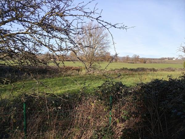 LONGÈRE HÉBERGEANT 2 HABITATIONS PLUS UNE MAISONNETTE SITUÉE AU CALME