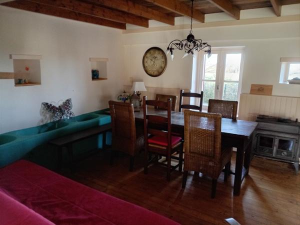 LONGÈRE HÉBERGEANT 2 HABITATIONS PLUS UNE MAISONNETTE SITUÉE AU CALME