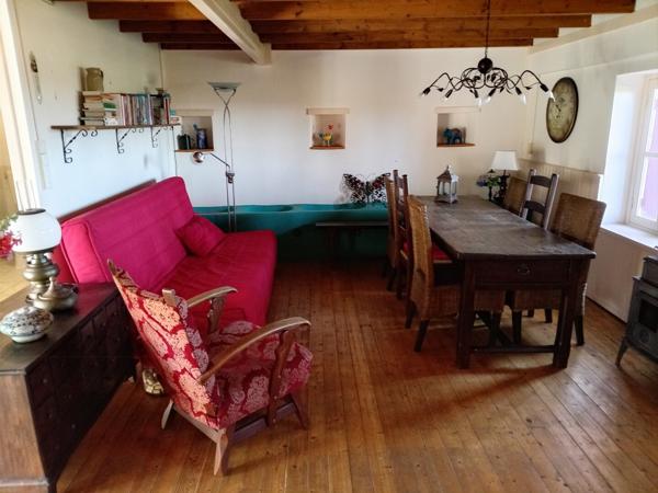 LONGÈRE HÉBERGEANT 2 HABITATIONS PLUS UNE MAISONNETTE SITUÉE AU CALME