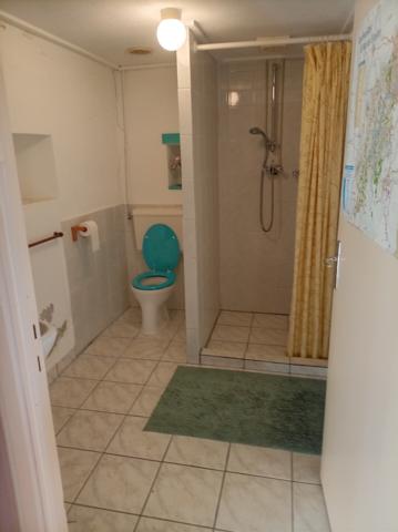 LONGÈRE HÉBERGEANT 2 HABITATIONS PLUS UNE MAISONNETTE SITUÉE AU CALME