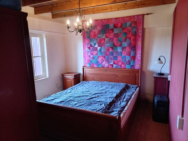 LONGÈRE HÉBERGEANT 2 HABITATIONS PLUS UNE MAISONNETTE SITUÉE AU CALME