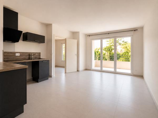 Appartement
         2 pièces
        - 44 m² 171 000 € *