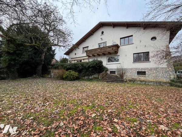 Maison 10 pièces (environ 330 m² habitables, à rénover totalement) - secteur résidentiel calme,