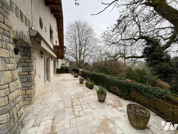 Maison 10 pièces (environ 330 m² habitables, à rénover totalement) - secteur résidentiel calme,