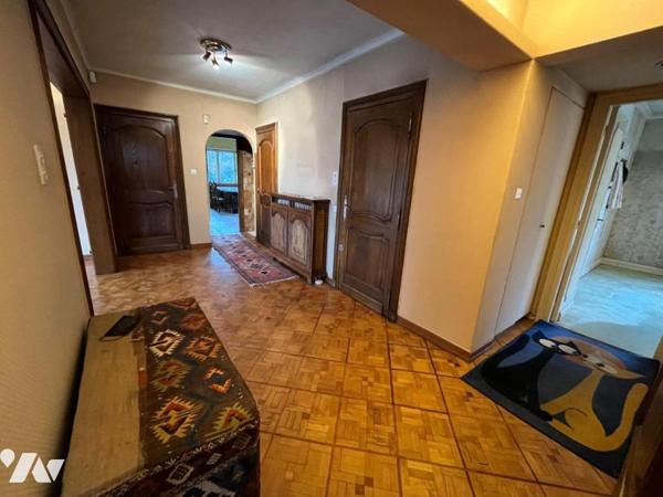 Maison 10 pièces (environ 330 m² habitables, à rénover totalement) - secteur résidentiel calme,