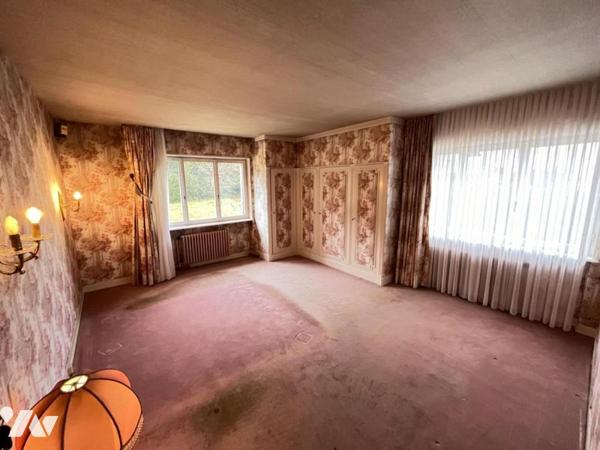 Maison 10 pièces (environ 330 m² habitables, à rénover totalement) - secteur résidentiel calme,