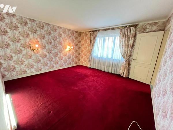 Maison 10 pièces (environ 330 m² habitables, à rénover totalement) - secteur résidentiel calme,