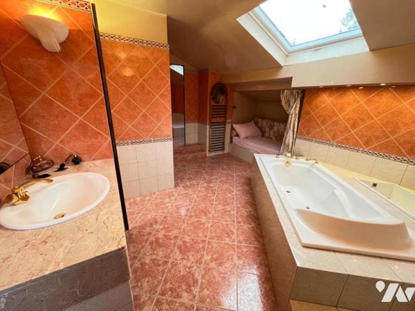 Maison 10 pièces (environ 330 m² habitables, à rénover totalement) - secteur résidentiel calme,