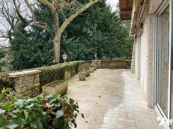 Maison 10 pièces (environ 330 m² habitables, à rénover totalement) - secteur résidentiel calme,