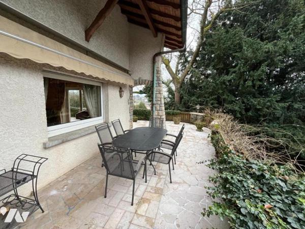 Maison 10 pièces (environ 330 m² habitables, à rénover totalement) - secteur résidentiel calme,