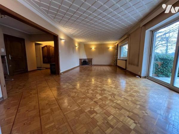 Maison 10 pièces (environ 330 m² habitables, à rénover totalement) - secteur résidentiel calme,