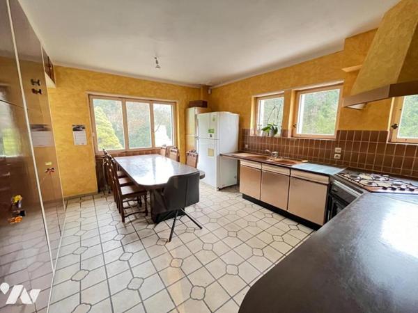 Maison 10 pièces (environ 330 m² habitables, à rénover totalement) - secteur résidentiel calme,