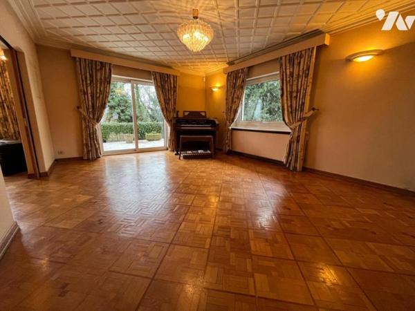 Maison 10 pièces (environ 330 m² habitables, à rénover totalement) - secteur résidentiel calme,