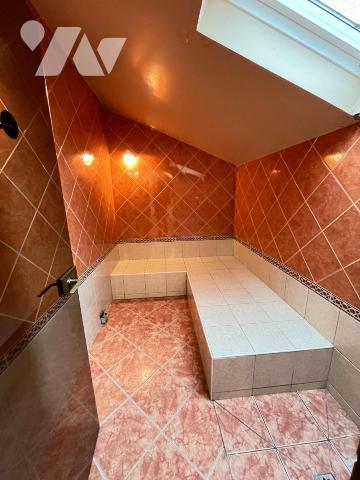 Maison 10 pièces (environ 330 m² habitables, à rénover totalement) - secteur résidentiel calme,