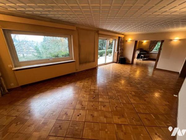 Maison 10 pièces (environ 330 m² habitables, à rénover totalement) - secteur résidentiel calme,