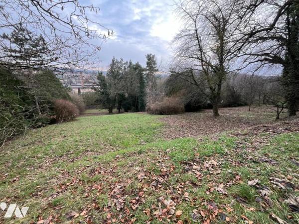 Maison 10 pièces (environ 330 m² habitables, à rénover totalement) - secteur résidentiel calme,